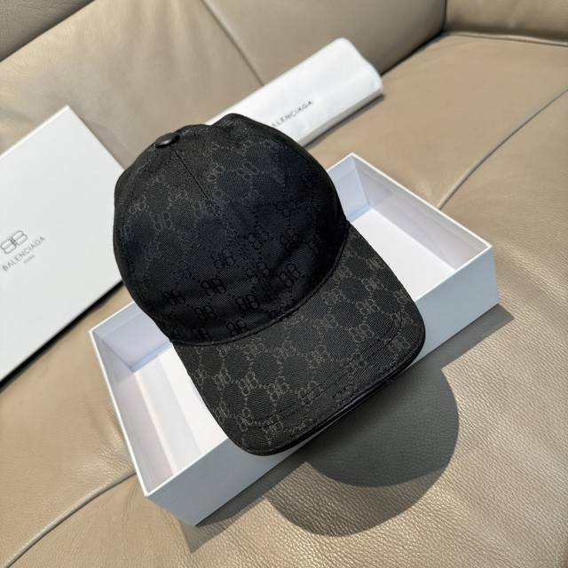 comes with a box bag. This new Balenciaga baseball cap is custom-made at the co