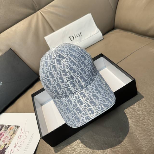 comes with a box bag. This new Dior baseball cap features Dior monograms and a