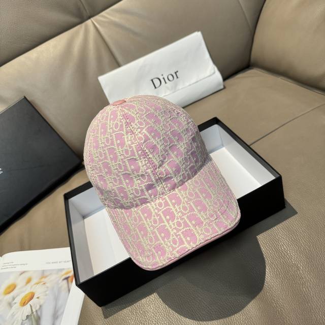comes with a box bag. This new Dior baseball cap features Dior monograms and a
