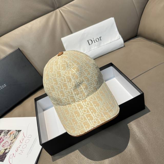 comes with a box bag. This new Dior baseball cap features Dior monograms and a