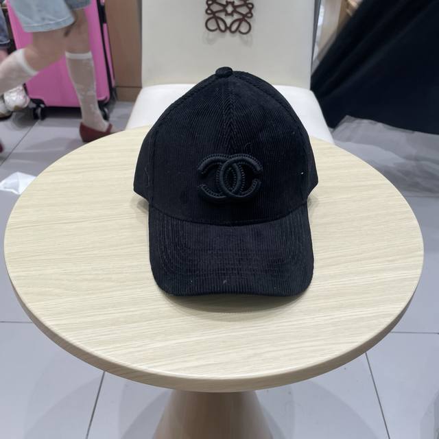 Chanel's new autumn corduroy baseball cap The small label in several colors is r