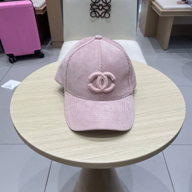 Chanel's new autumn corduroy baseball cap The small label in several colors is r