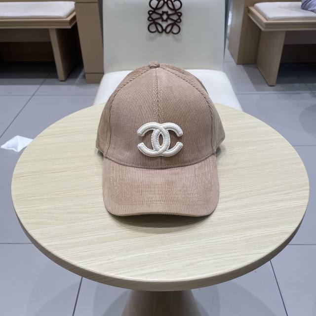 Chanel's new autumn corduroy baseball cap The small label in several colors is r
