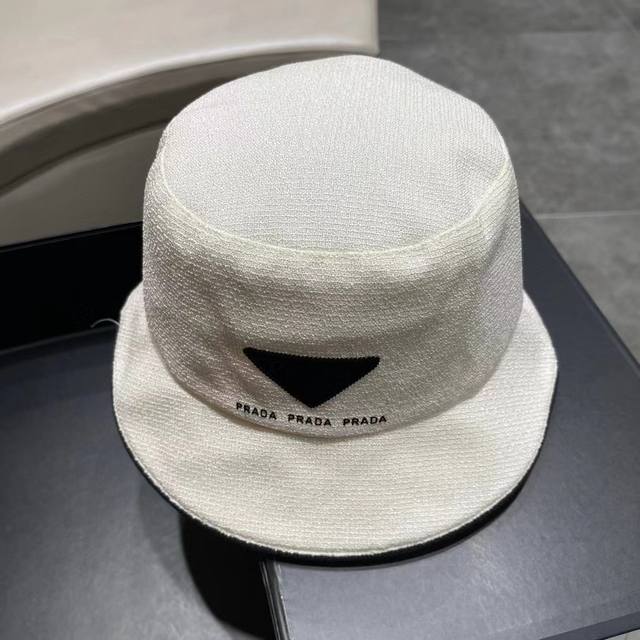 Prada's new autumn and winter plaid triangle logo bucket hat is super easy to ma