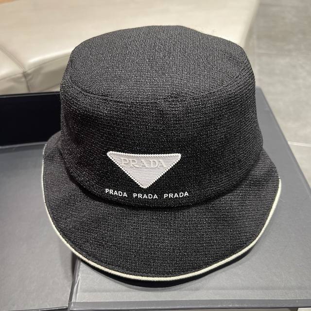 Prada's new autumn and winter plaid triangle logo bucket hat is super easy to ma