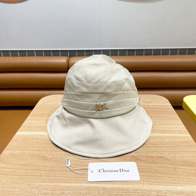 Dior new original bucket hat, exquisite and pure style, very cool and fashionabl