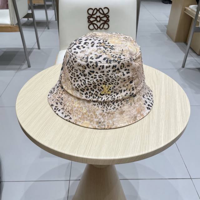 Lv Louis Vuitton 2025 new leopard print bucket hat, counter classic style, unise