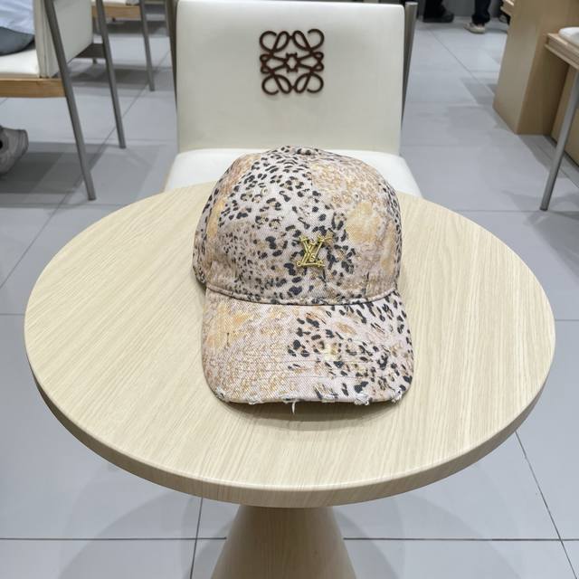 Lv Louis Vuitton 2025 new leopard print old-fashioned baseball cap, counter clas