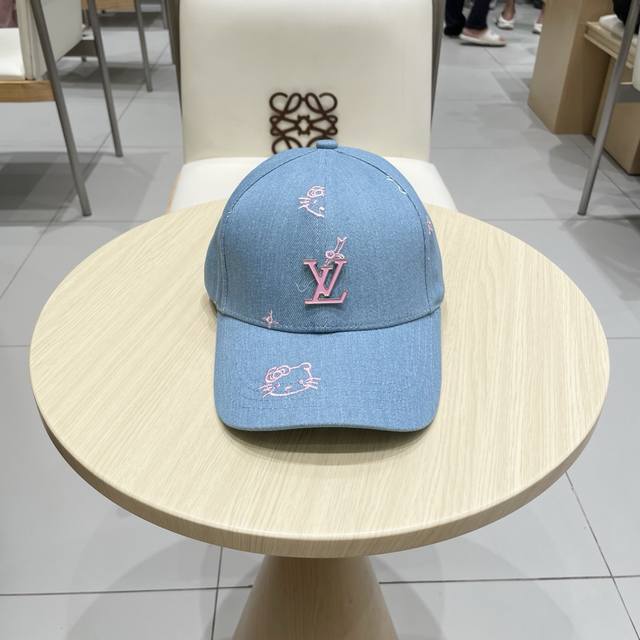 Lv Louis Vuitton's new denim baseball cap The washed denim style is full of stre