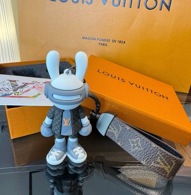 Lv rabbit doll keychain can be detached as a car ornament, Internet celebrity ho