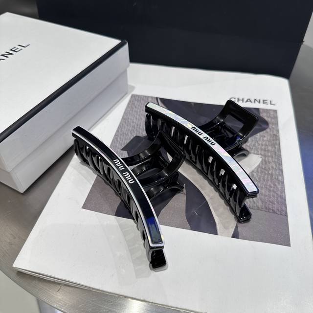 comes with a packaging box Miumiu's new letter clip, simple and elegant, practi