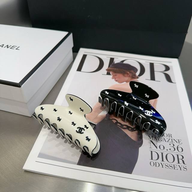 comes with a box Chanel's latest popular small fragrance grab clip, full of cel