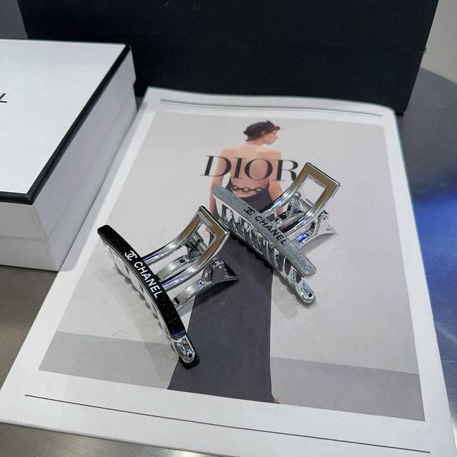comes with a box Chanel's latest popular small fragrance clip, full of celebrit