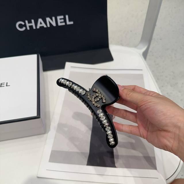 comes with a box Chanel's latest popular small fragrance clip, full of celebrit