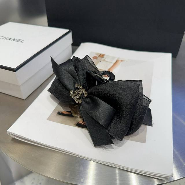 comes with a box Chanel's latest small clip, simple and practical, fashionable