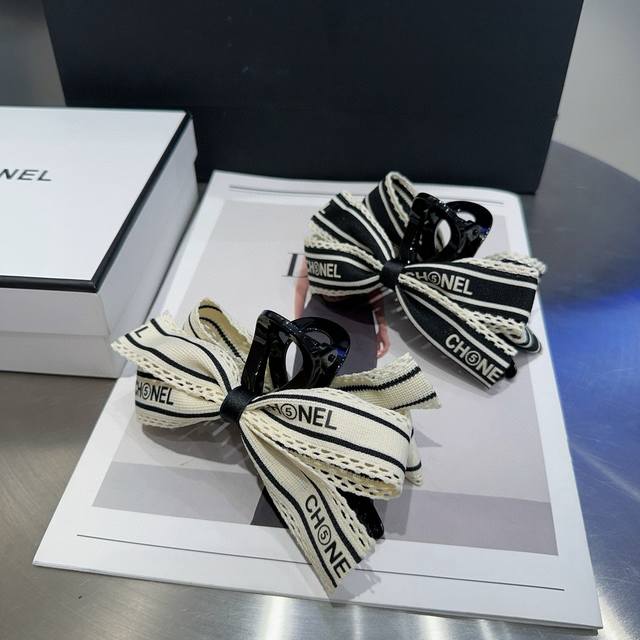 comes with a box Chanel's latest small Chanel clip, simple and practical, fashi
