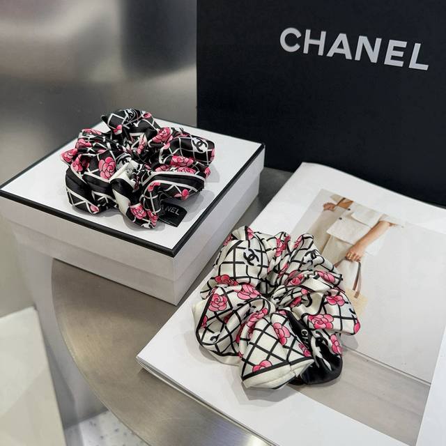 comes with a box Chanel's latest small hairband, fashionable and versatile. A m