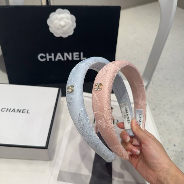 comes with a box Chanel's latest headband, super beautiful! A must-have for eve
