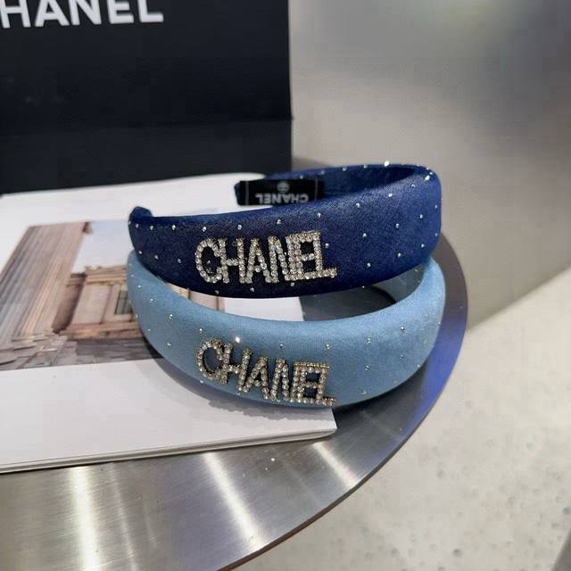 comes with a box Chanel's latest denim headband, super beautiful! A must-have f