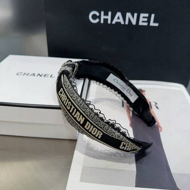Comes with boxDior's new Cd letter headband, simple, practical and fashionable.