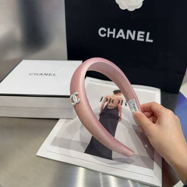 comes with a box Chanel's latest small fragrance headband, fresh and simple for