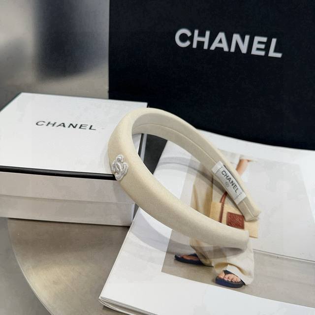 comes with a box Chanel's latest headband, super beautiful! A must-have for eve