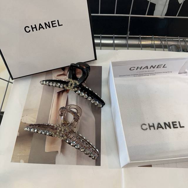 comes with a box Chanel's latest spring hairpin, super beautiful! A must-have f