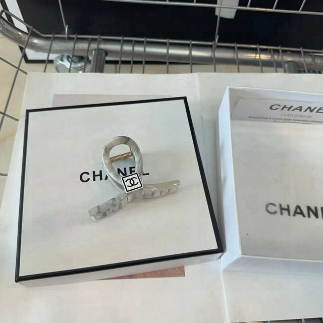 comes with a box Chanel's latest small Chanel clip, simple and practical, fashi