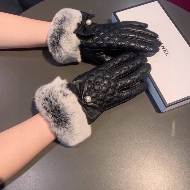 Chanel 2025 Autumn/Winter Lazy Rabbit Fur and Random Embroidered Sheepskin Glove