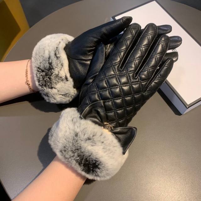 Chanel 2025 Autumn/Winter Lazy Rabbit Fur and Random Embroidered Sheepskin Glove