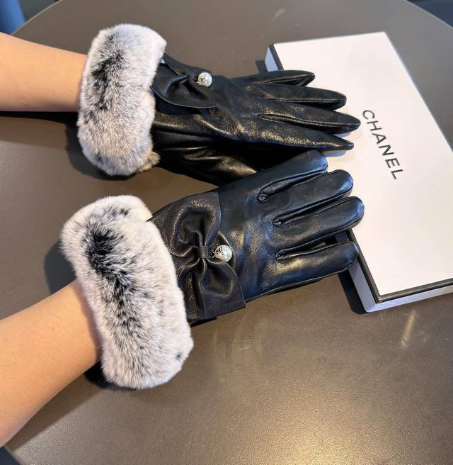 Chanel 2025 Autumn/Winter Lazy Rabbit Sheepskin Gloves are worth comparing the s