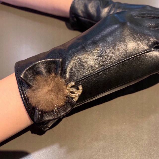 2025 new exclusive first-release touchscreen gloves Chanel fox fur ball diamond