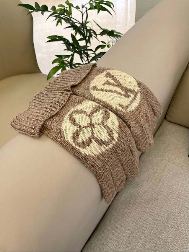 Lv autumn and winter wool knitted gloves candy solid color series is very popula
