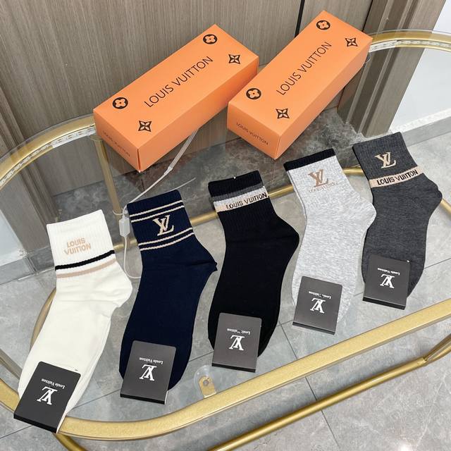 Comes with a box of five pairs of LV Louis Vuitton's popular mid-calf socks, hi