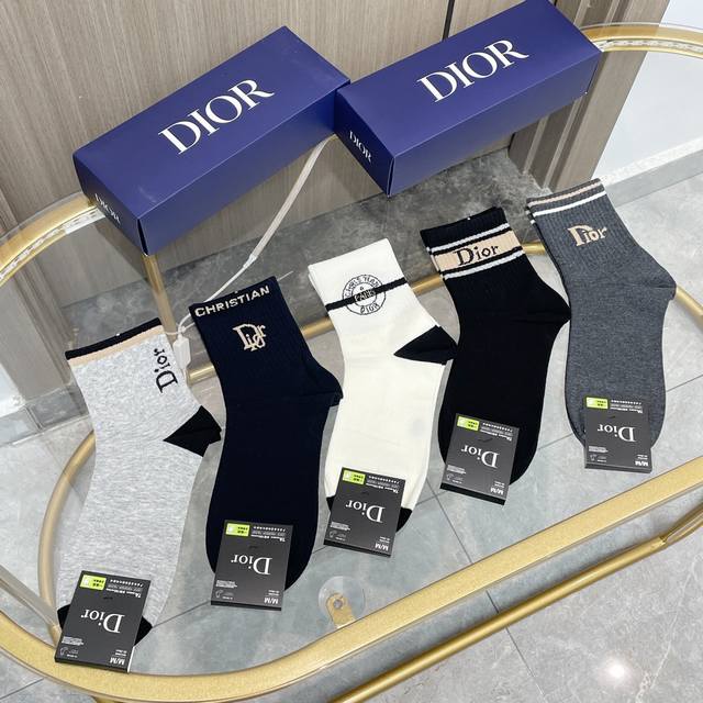 Comes with a box of five pairs of Dior, a European and American brand. They are
