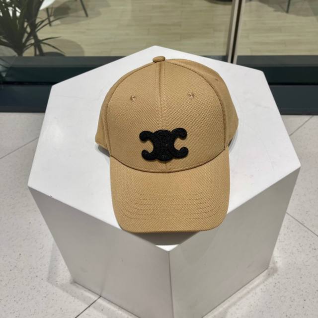Celin Celine SS's new Arc de Triomphe embroidered baseball cap is completely cus