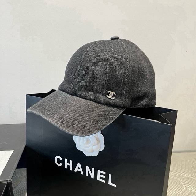 Chanel denim peaked cap, new in 2025, head circumference 57cm DDD