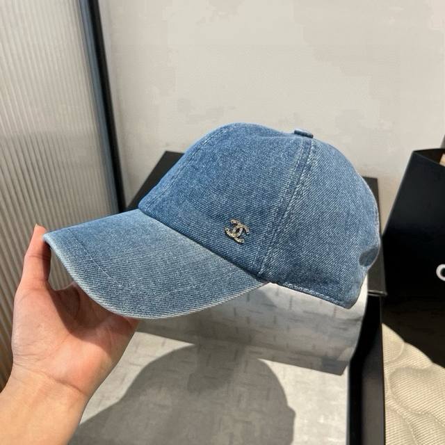 Chanel denim peaked cap, new in 2025, head circumference 57cm DDD