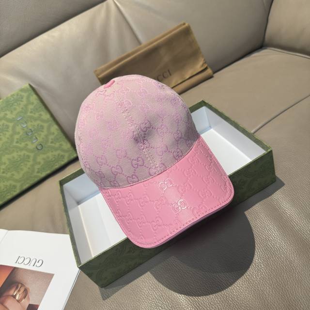 comes with a box bag. This Gucci classic baseball cap features a small double G