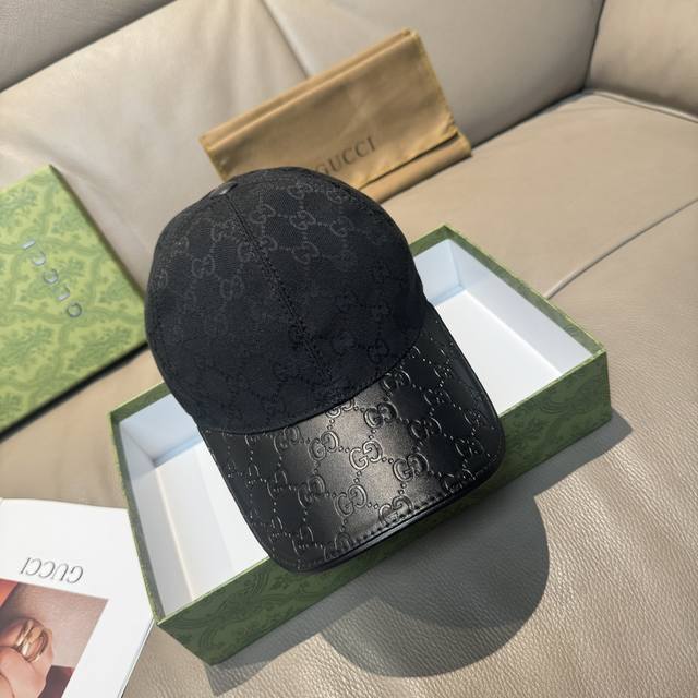 comes with a box bag. This Gucci classic baseball cap features a small double G