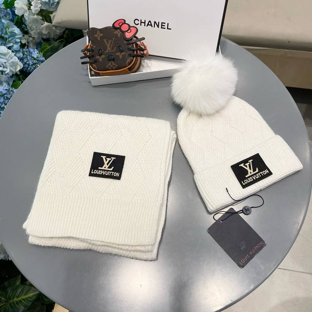 Lv2-piece wool suit: fox fur hat and scarf classic suit hat! Warm and super comf