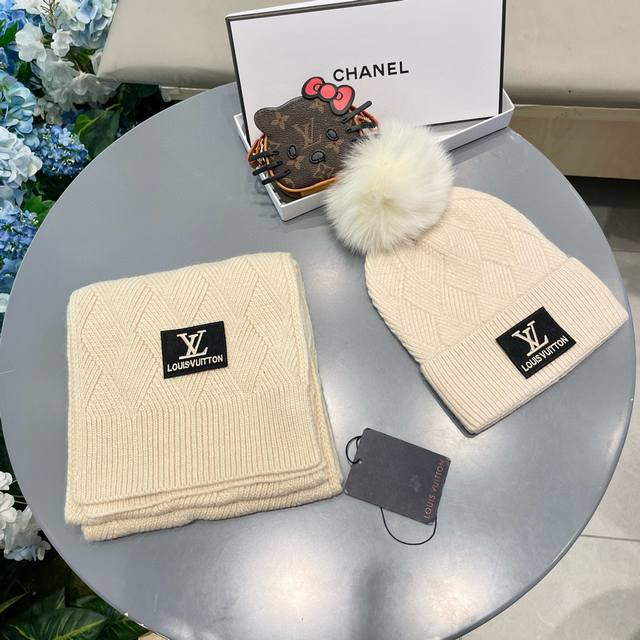 Lv2-piece wool suit: fox fur hat and scarf classic suit hat! Warm and super comf