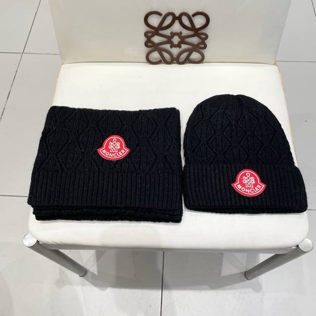 Moncler's official website has a new classic hat set! Hats and scarves! Unisex s