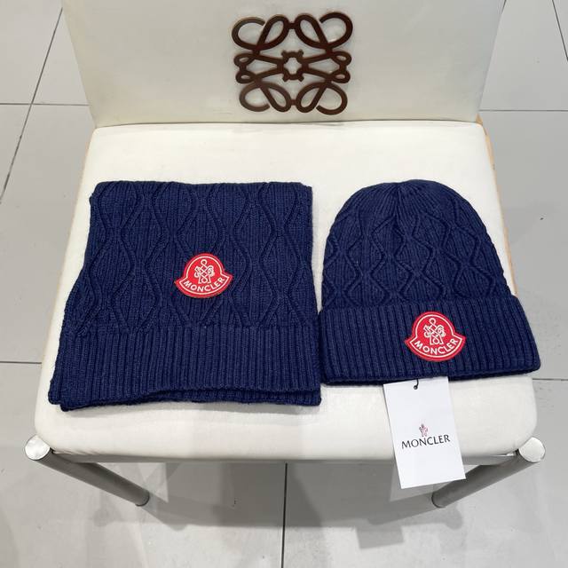 Moncler's official website has a new classic hat set! Hats and scarves! Unisex s