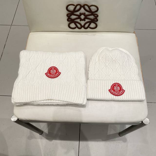 Moncler's official website has a new classic hat set! Hats and scarves! Unisex s