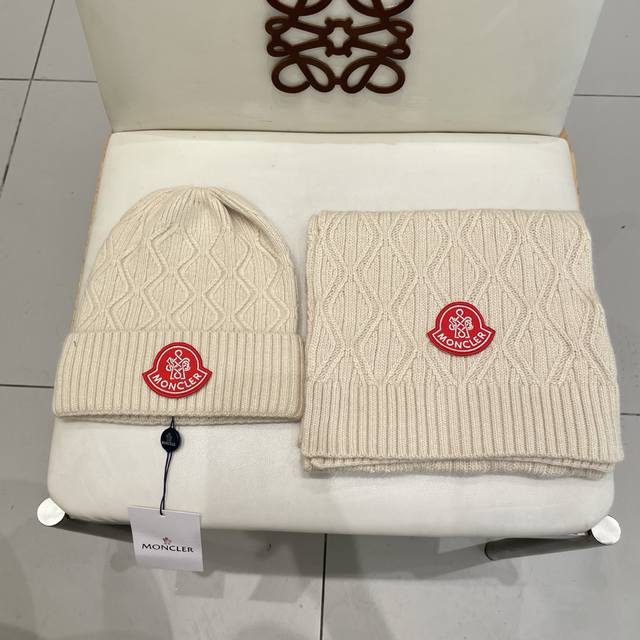 Moncler's official website has a new classic hat set! Hats and scarves! Unisex s