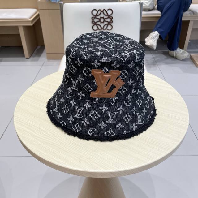 Lv Louis Vuitton 2025 Autumn and Winter New Beanie, Men's and Women's Knitted Ha