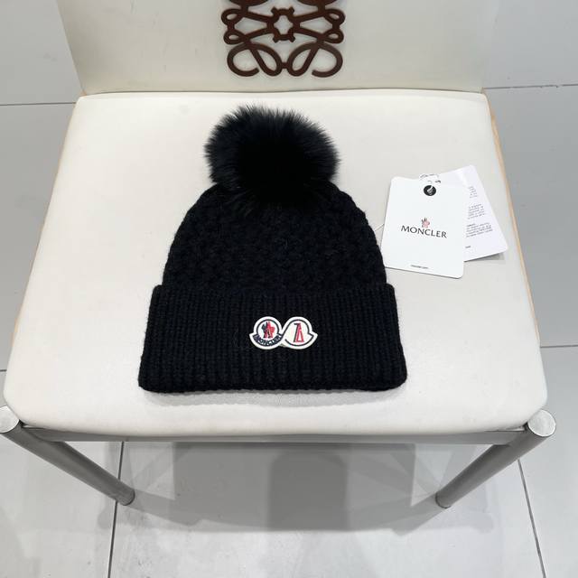 Moncler double logo. Knitted woolen hat! A winter favorite for young ladies. Loo