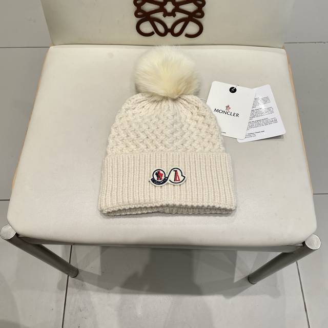 Moncler double logo. Knitted woolen hat! A winter favorite for young ladies. Loo