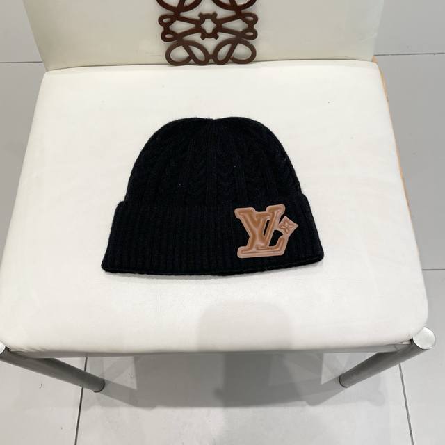 Lv Louis Vuitton 2025 Autumn and Winter New Beanie, Men's and Women's Knitted Ha
